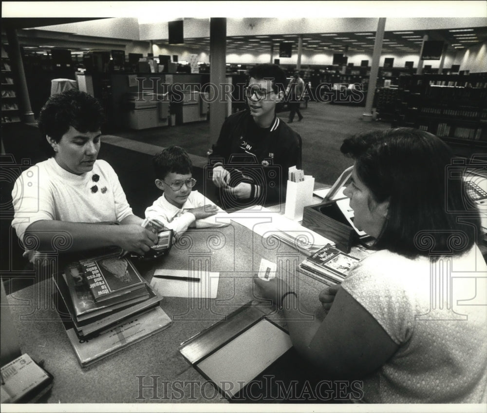 1990 Press Photo Caroline Sanderson along with sons, Bjorn and Derek - mja22432 - Historic Images