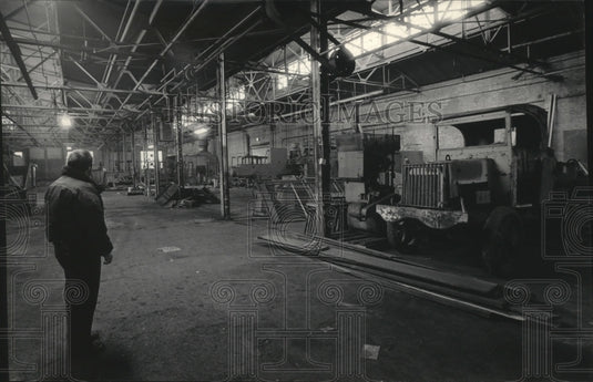 1986 Press Photo Arthur Grossman viewed a portion of a West Allis plant - Historic Images