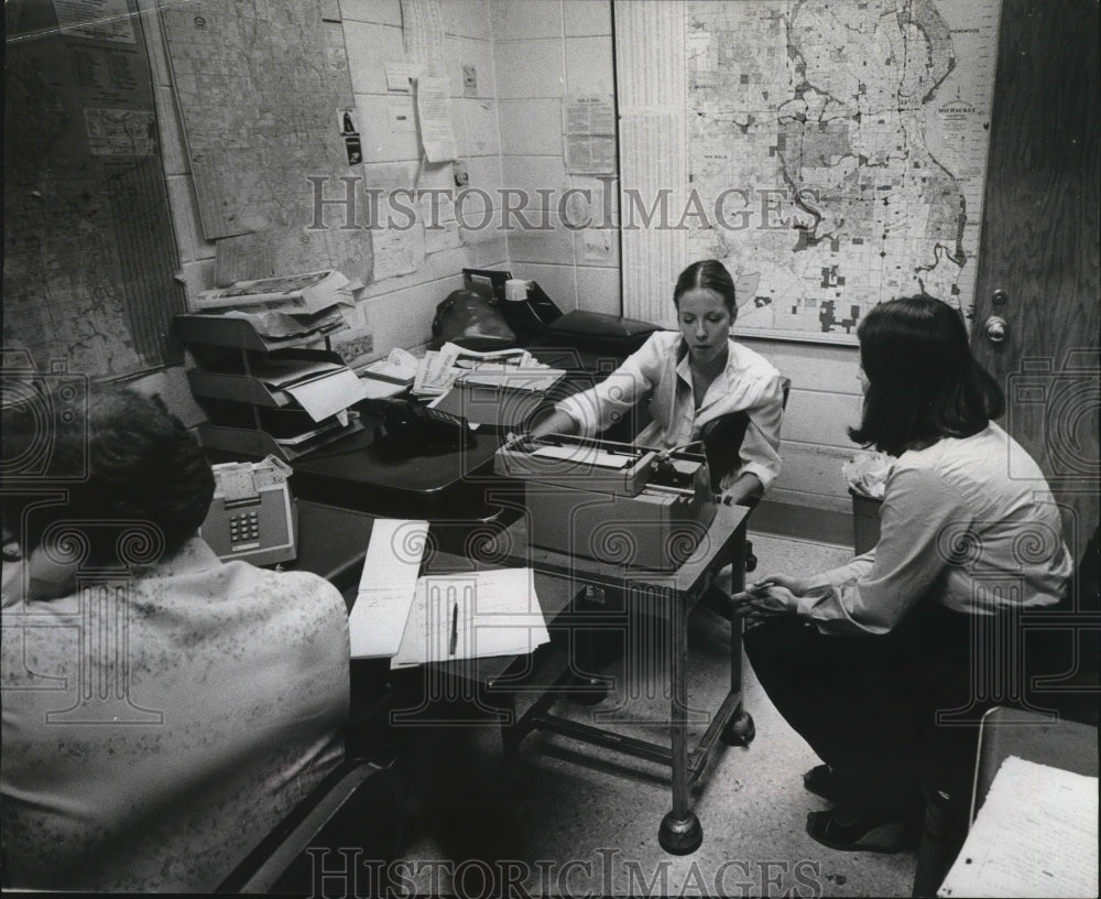 1978 Press Photo Journal reporter Doreen Weisenhaus in the police pressroom - Historic Images