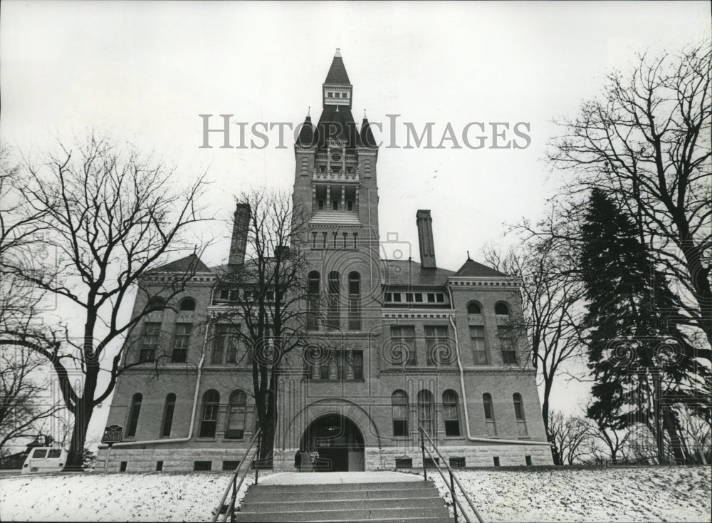 1975 Press Photo The old courthouse, built in 1889 in West Bend, Wisconsin - Historic Images