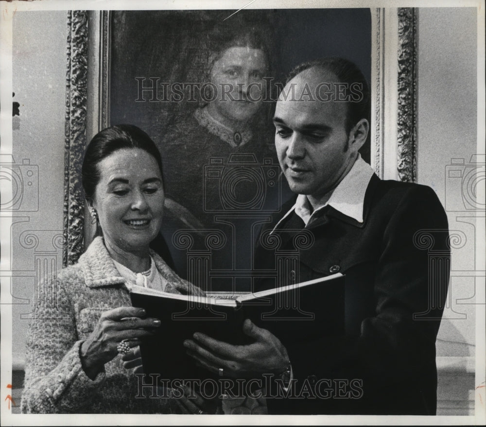 1975 Press Photo Mrs. FL Berndt &amp; Charles Wendelken-Wilson for opera preview-Historic Images