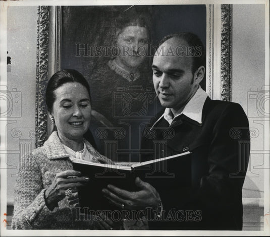1975 Press Photo Mrs. FL Berndt & Charles Wendelken-Wilson for opera preview-Historic Images
