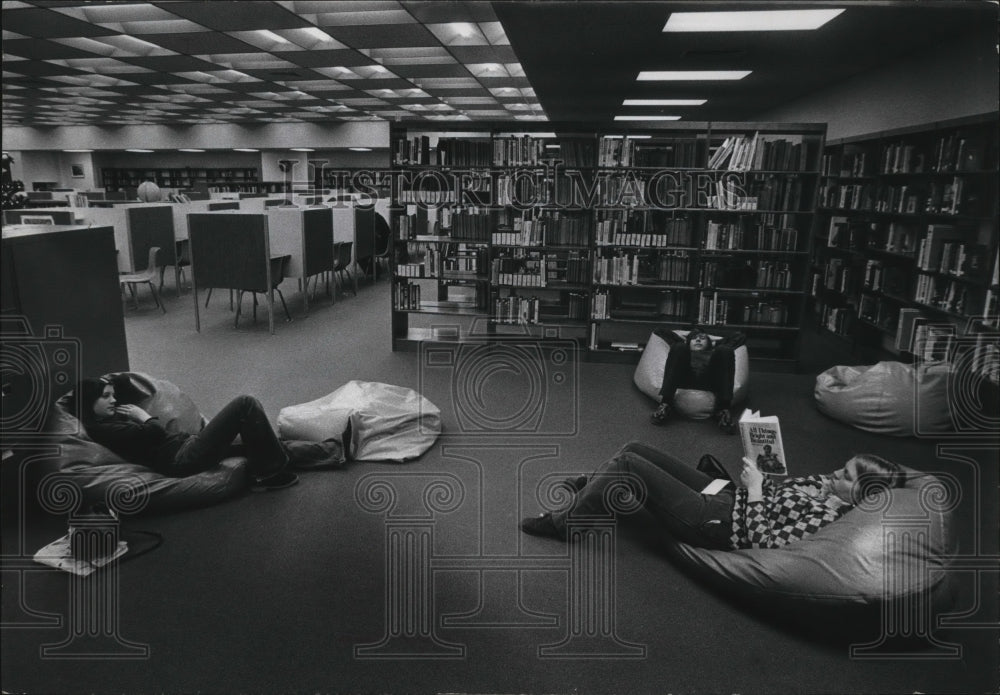 1976 Press Photo Students relaxing in West Allis Central High School library-Historic Images
