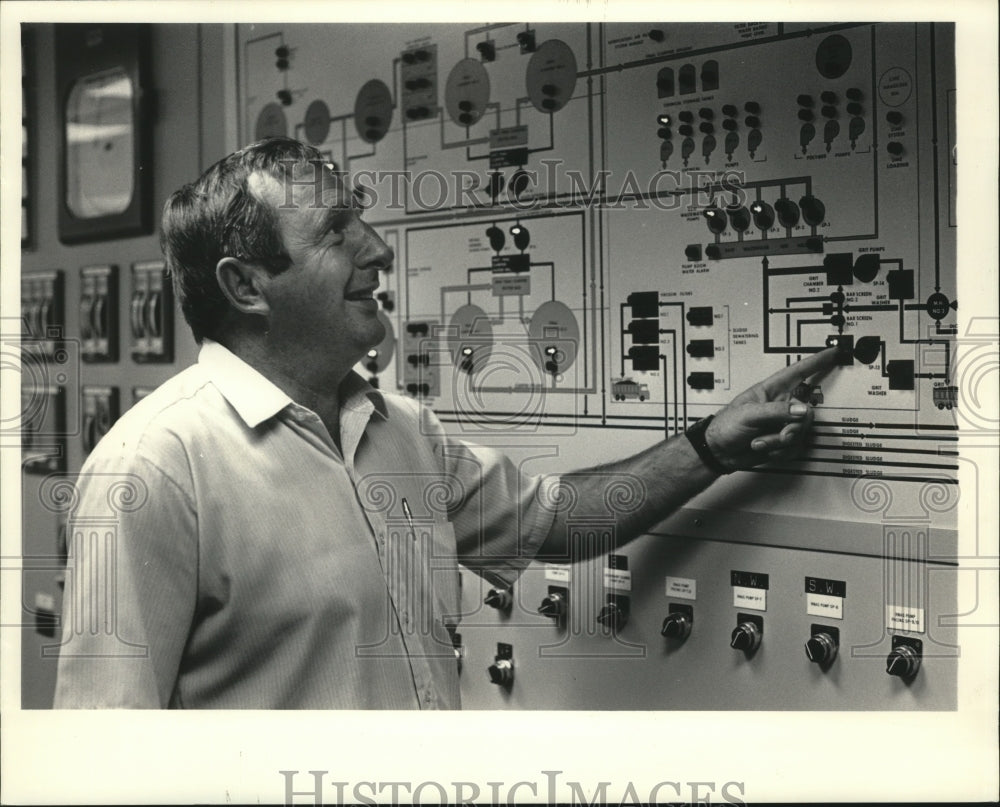 1983 Press Photo Michael Becker, utility manager, monitors water processing - Historic Images