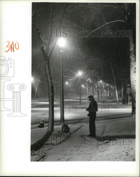 1994 Press Photo George Swoboda walks his dog, Bosco around Lake Drive - Historic Images