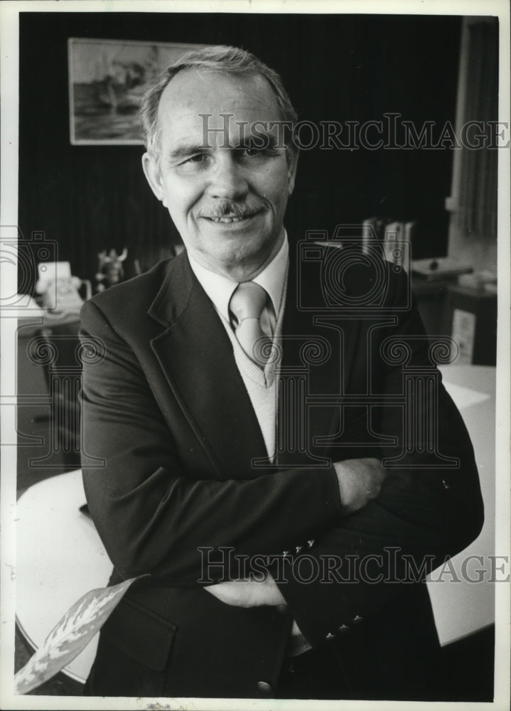 1982 Press Photo Robert Wiese, principal of New Berlin High School in his office - Historic Images