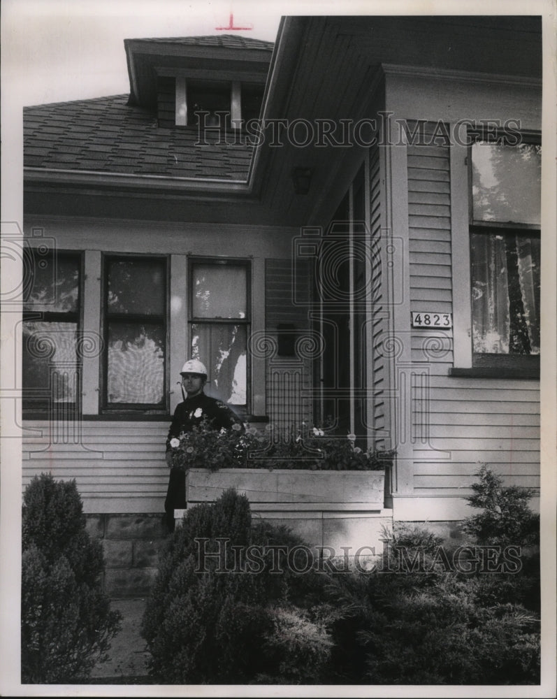 1963 Press Photo Policeman stands guard in front of house at slaying scene-Historic Images