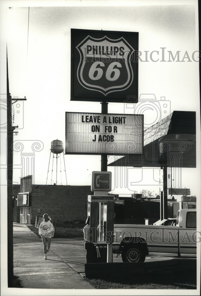 1990 Press Photo Community helps search for missing child, Jacob Wetterling. - Historic Images