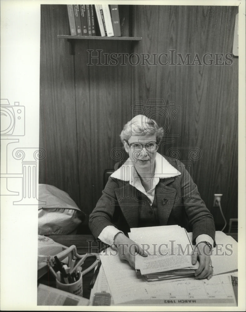 1982 Press Photo Florence Whalen Oconomowoe mayor in office. - mja23616 - Historic Images