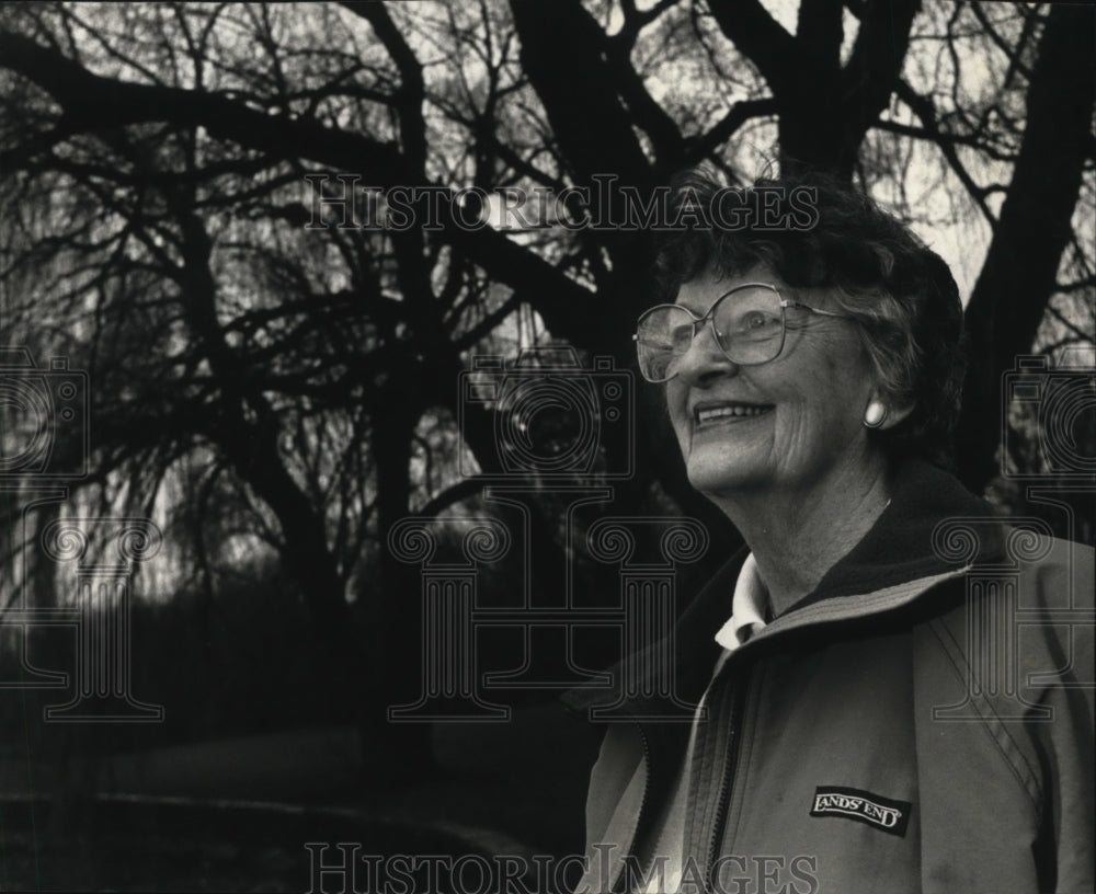 1992 Press Photo Nancy Cavanaugh Leaves Milwaukee County Park People Post - Historic Images