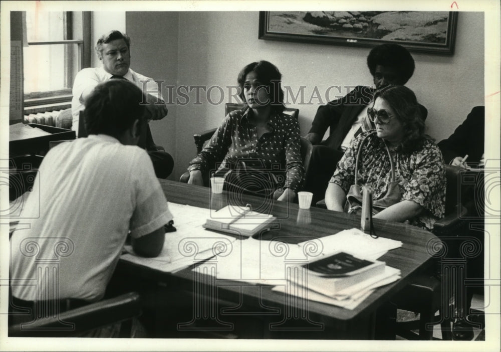 1980 Press Photo Lee Wells, Nancy White discuss shooting of her son - mja23710 - Historic Images