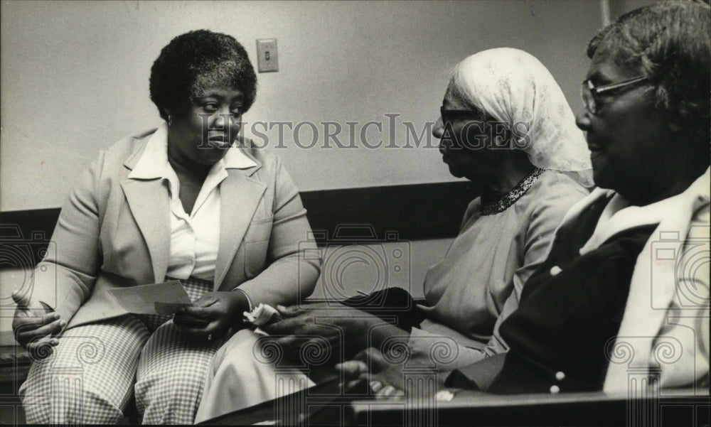 1980 Press Photo Barbara Whitmore chats with Ethel Lindsey, Lula Bee Spence - Historic Images