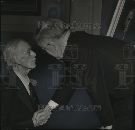 1948 Press Photo Charles B. Whitnall views his portrait at Art Institute - Historic Images