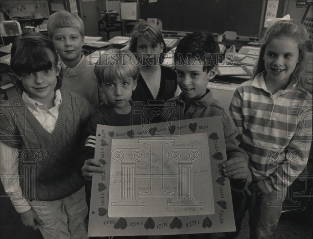 1986 Press Photo Richards School second graders &amp; get-well card in Whitefish Bay - Historic Images