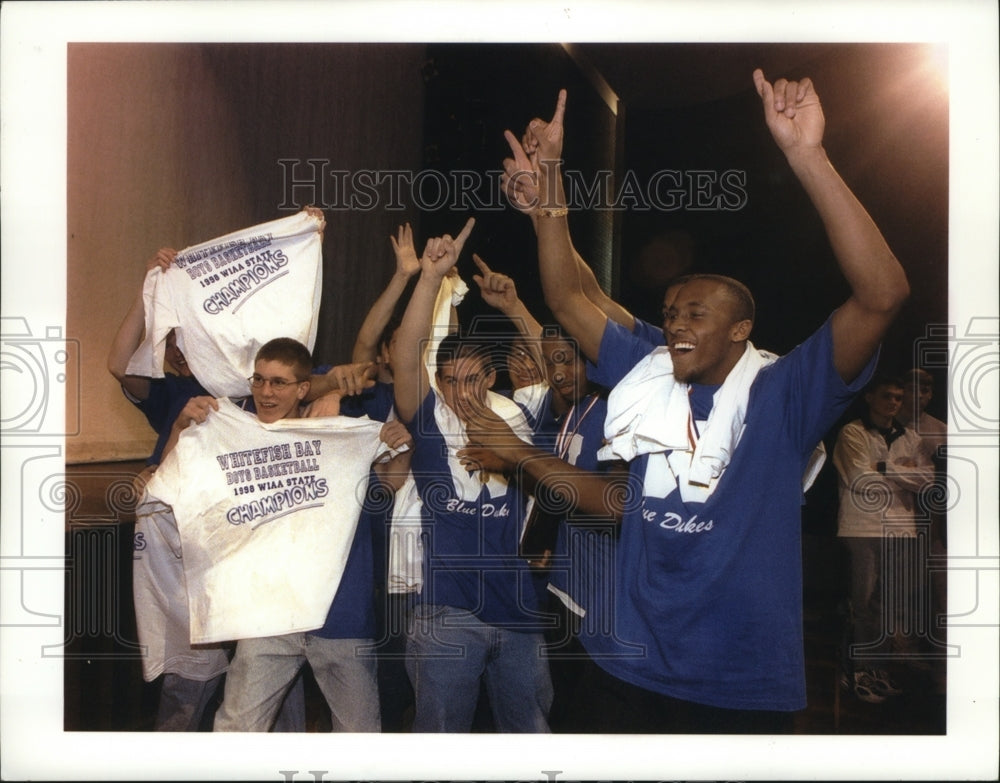 1998 Press Photo Whitefish Bay Boys Basketball Team Winning State Championship - Historic Images