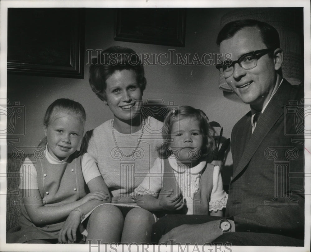 1969 Press Photo Ronald Wiedenhoeft with his family in his parents&#39; home. - Historic Images