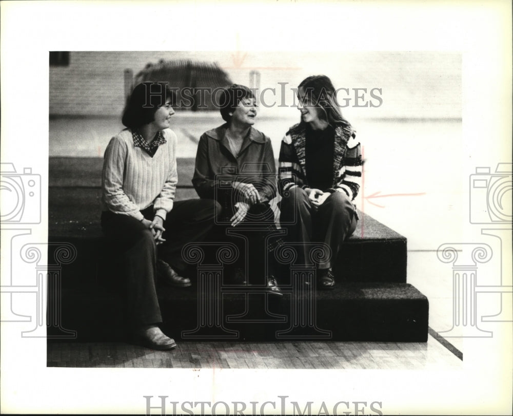 1979 Press Photo Ruth Wiedenbeck chats with volleyball players. - mja23992-Historic Images