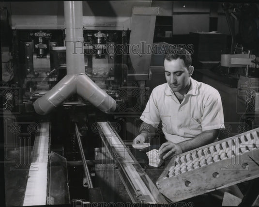 1956 Press Photo Sam Pulice Packing Cards into Decks at Western Publishing Co. - Historic Images