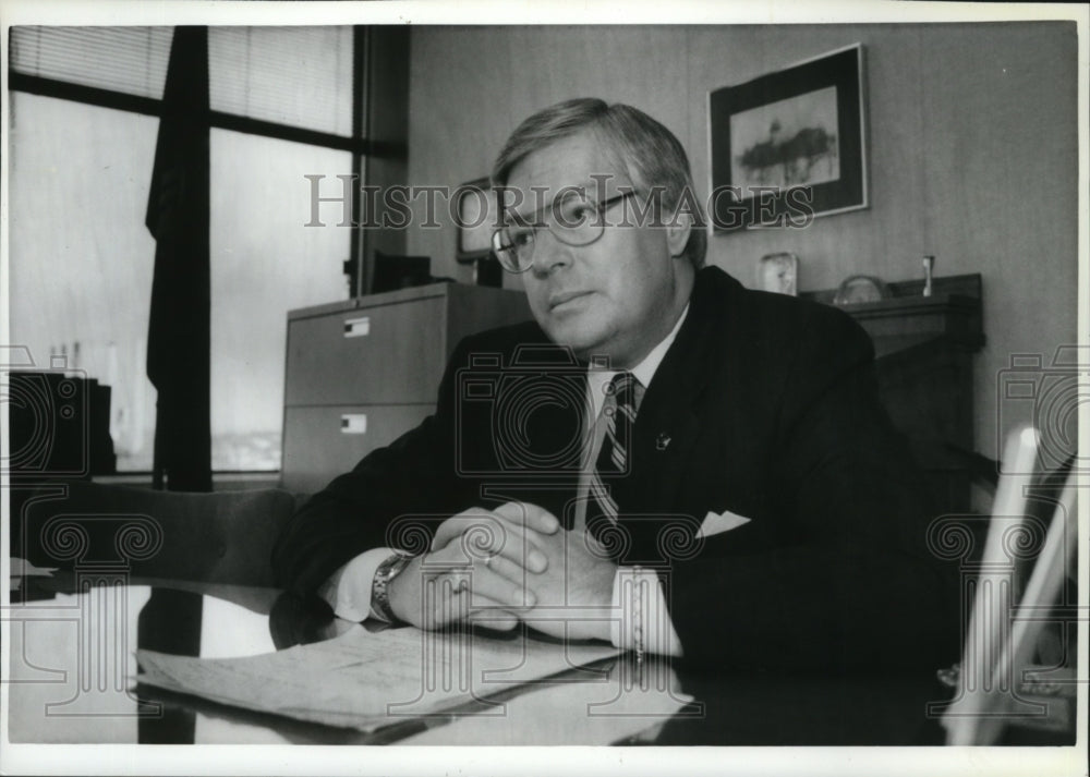 1990 Press Photo Jerry Whitburn at his desk in the office - mja24036 - Historic Images