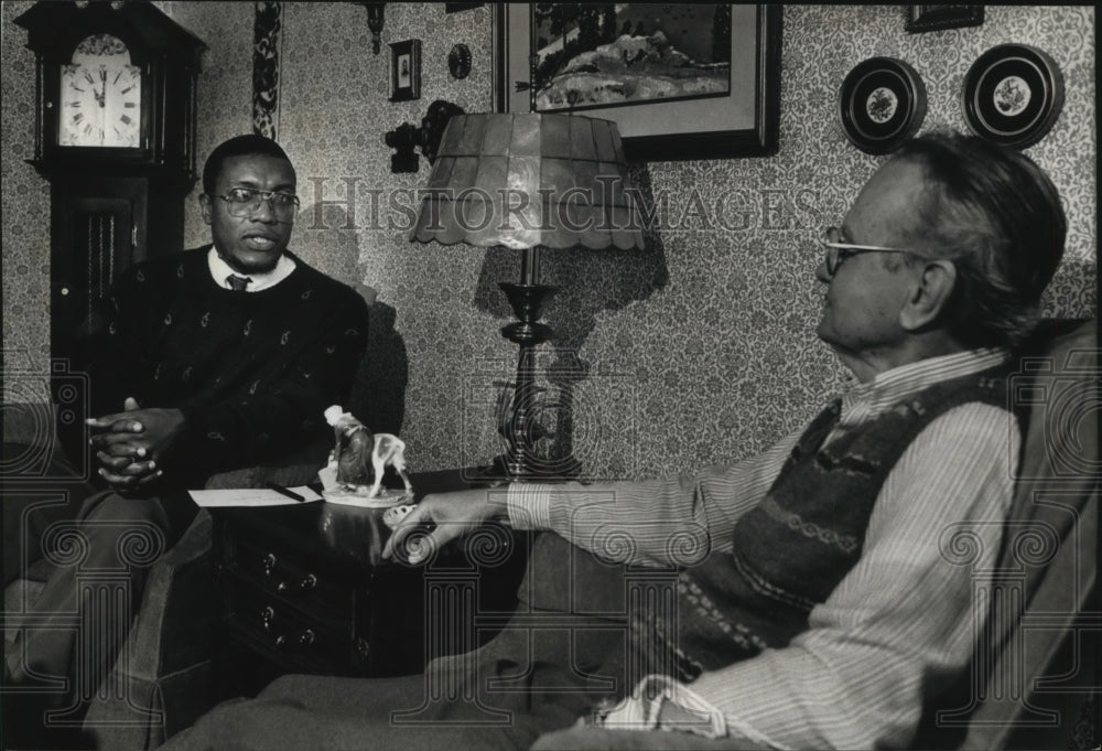 1989 Press Photo Reverend Kenneth Wheeler Visits Milton Peterson&#39;s Home - Historic Images