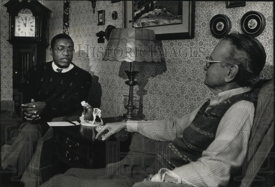 1989 Press Photo Reverend Kenneth Wheeler Visits Milton Peterson's Home - Historic Images