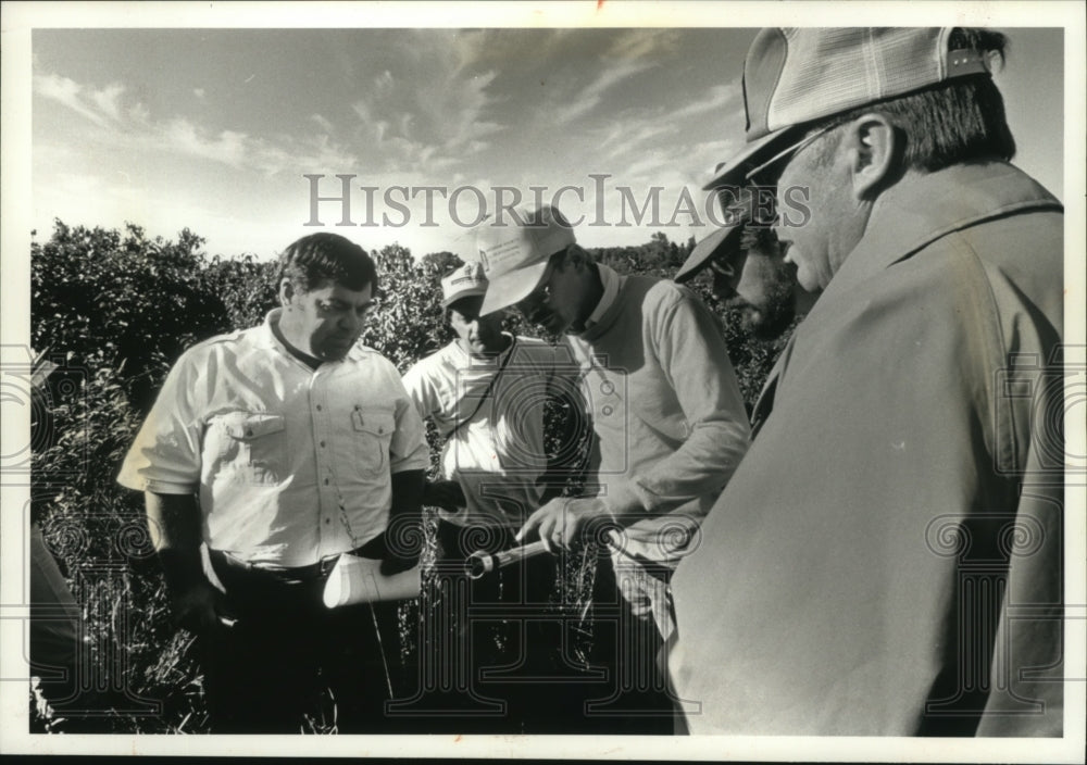 1991 Press Photo Soil Scientist Carl Wacker Shows Sample from Lake Michigan - Historic Images