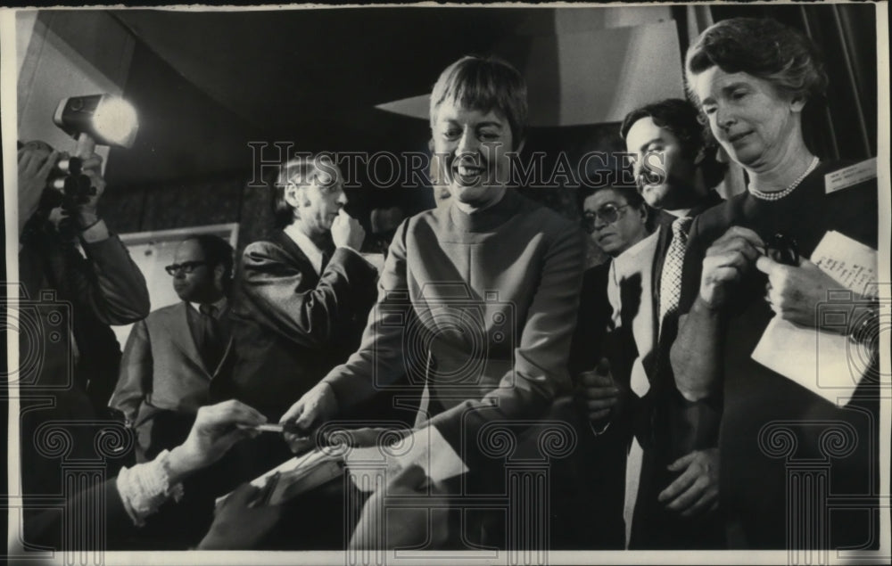 1972 Press Photo Democratic National Chairman Jean Westwood Signs Autographs - Historic Images