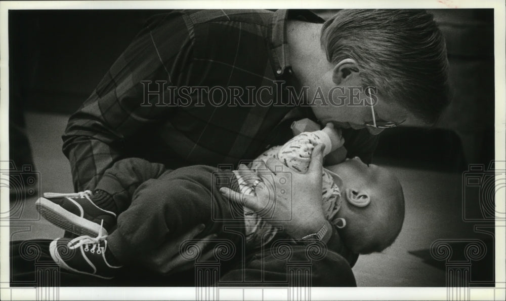 1990 Press Photo Jaberg and Son at West Side Family Center Dads and Kids Club - Historic Images