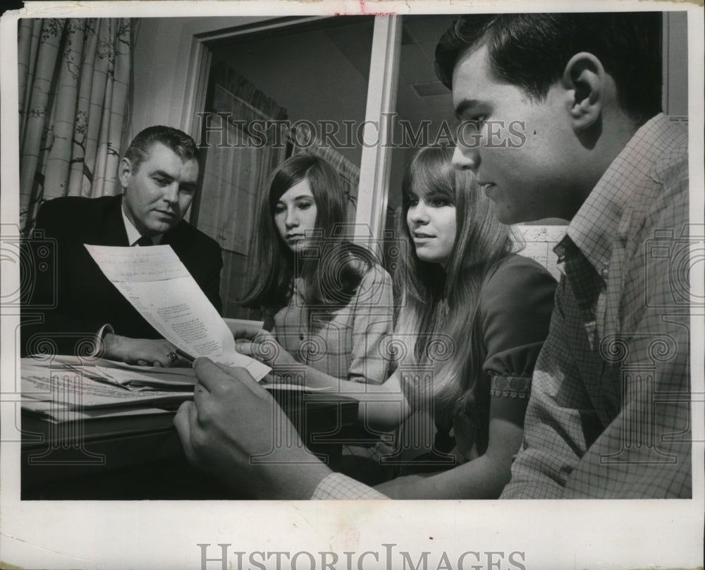 1968 Press Photo Wayne Whittow discusses proposed bill with three delegates. - Historic Images