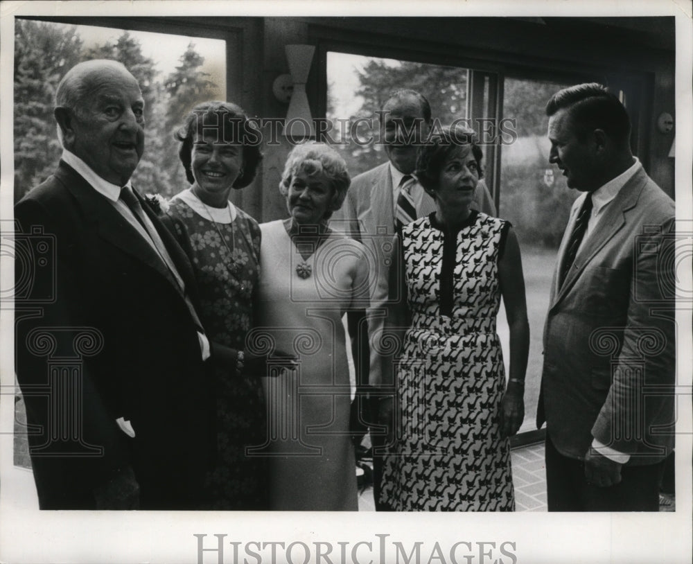 Press Photo The Weyenberg clan posted for a photograph - mja24174 - Historic Images