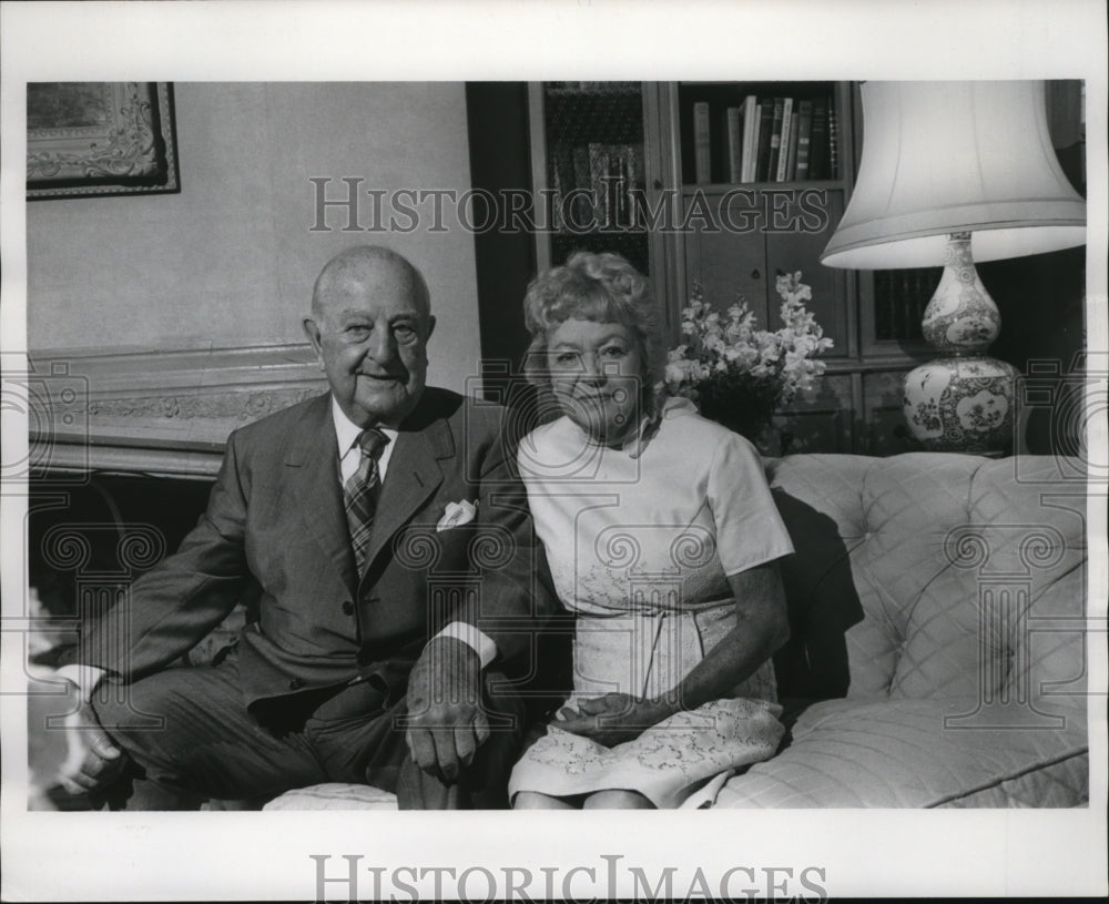 1971 Press Photo Frank Weyenberg with His Wife - mja24175 - Historic Images