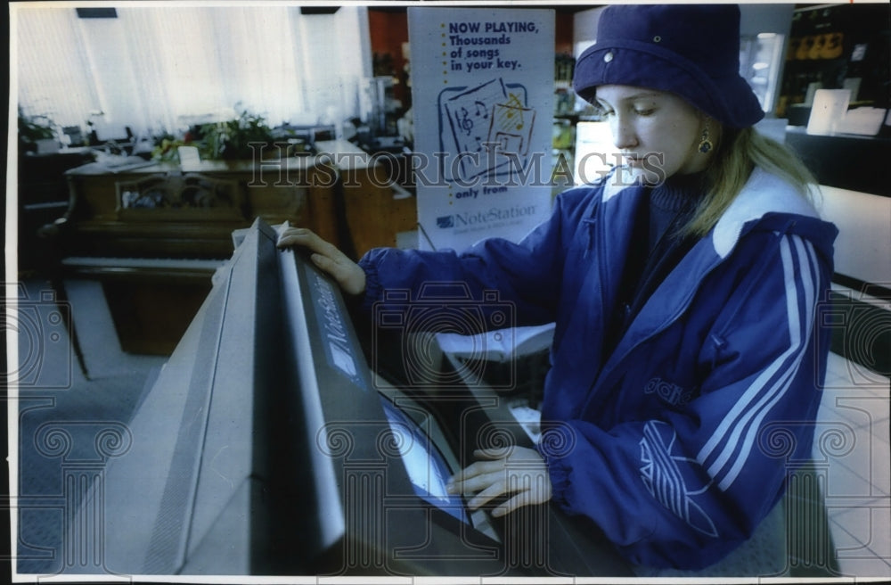1994 Press Photo Martha Schmitt tries out NoteStation Sheet Music Library. - Historic Images