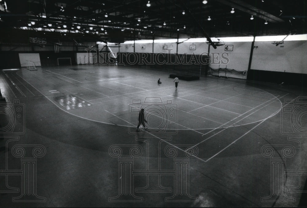 1993 Press Photo Whitefish Bay High School&#39;s Field House Needs New Floor - Historic Images