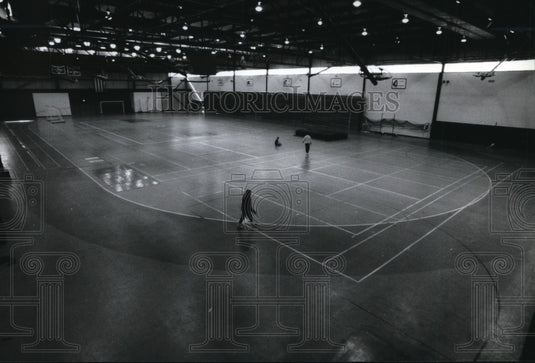 1993 Press Photo Whitefish Bay High School's Field House Needs New Floor - Historic Images