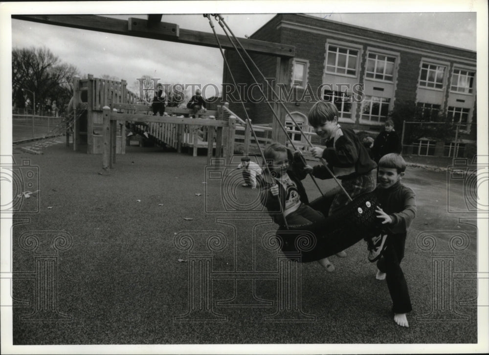 1994 Press Photo Students on Richards Elementary Playground - mja24244 - Historic Images