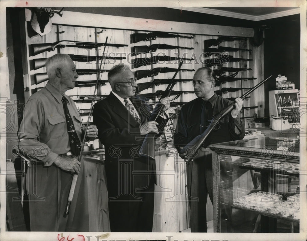 1952 Press Photo Les Morrison examining a rifle used after the Civil War - Historic Images