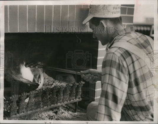 1955 Press Photo Burdet Griep Cooks at Fireplace Because Kitchen is Out of Order - Historic Images
