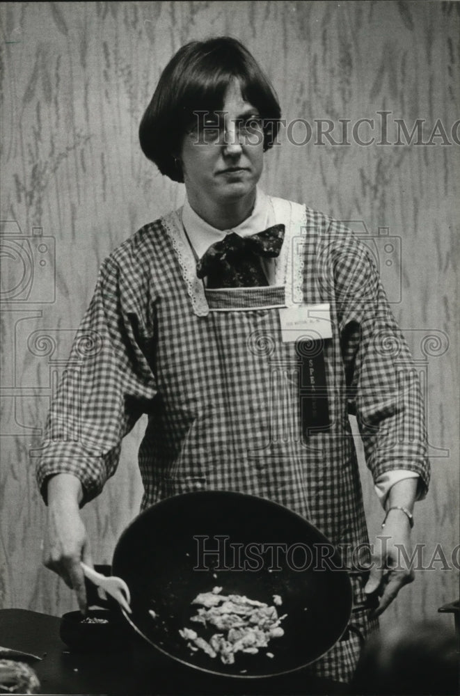 1983 Press Photo Edie Whitten Cooking with Wok - mja24355 - Historic Images