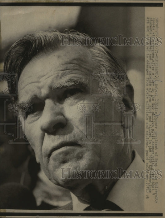 1975 Press Photo Robert I. White speaks with newsman after his trial. - Historic Images