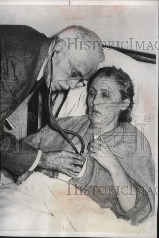 1956 Press Photo Dr. Paul White examines a patient at a clinic in Moscow. - Historic Images