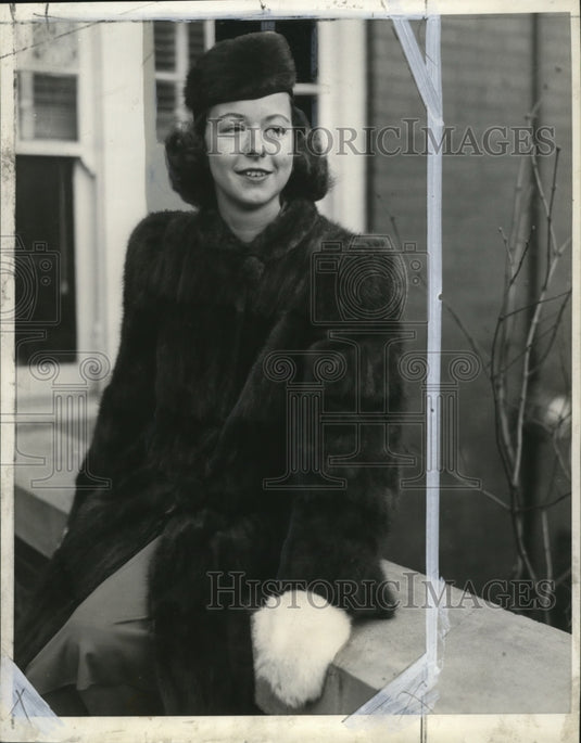 1940 Press Photo Patty Hale, models her sub deb's "back to school" costume.-Historic Images