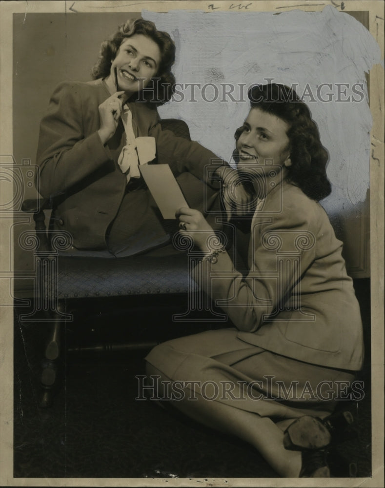 1946 Press Photo Carla-rae Mich and Mary Elizabeth Lederle of Chi Sigma Chi - Historic Images