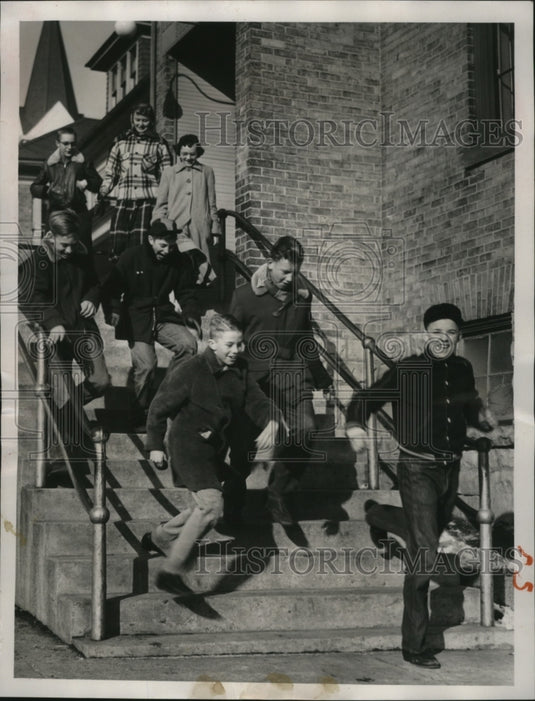 1955 Press Photo Children Leaving St. John's Lutheran after a Power Failure - Historic Images