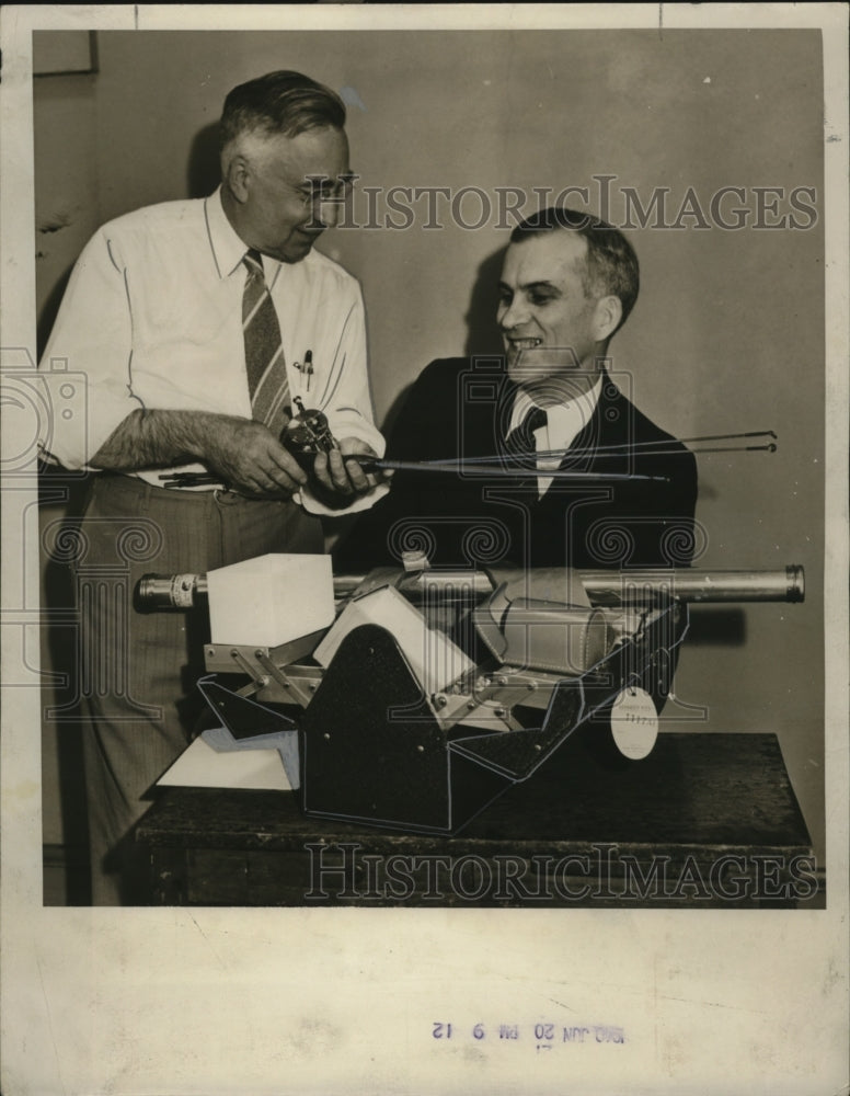 1940 Press Photo H. R. Budroot getting some inside tips from Lew Morrison- Historic Images