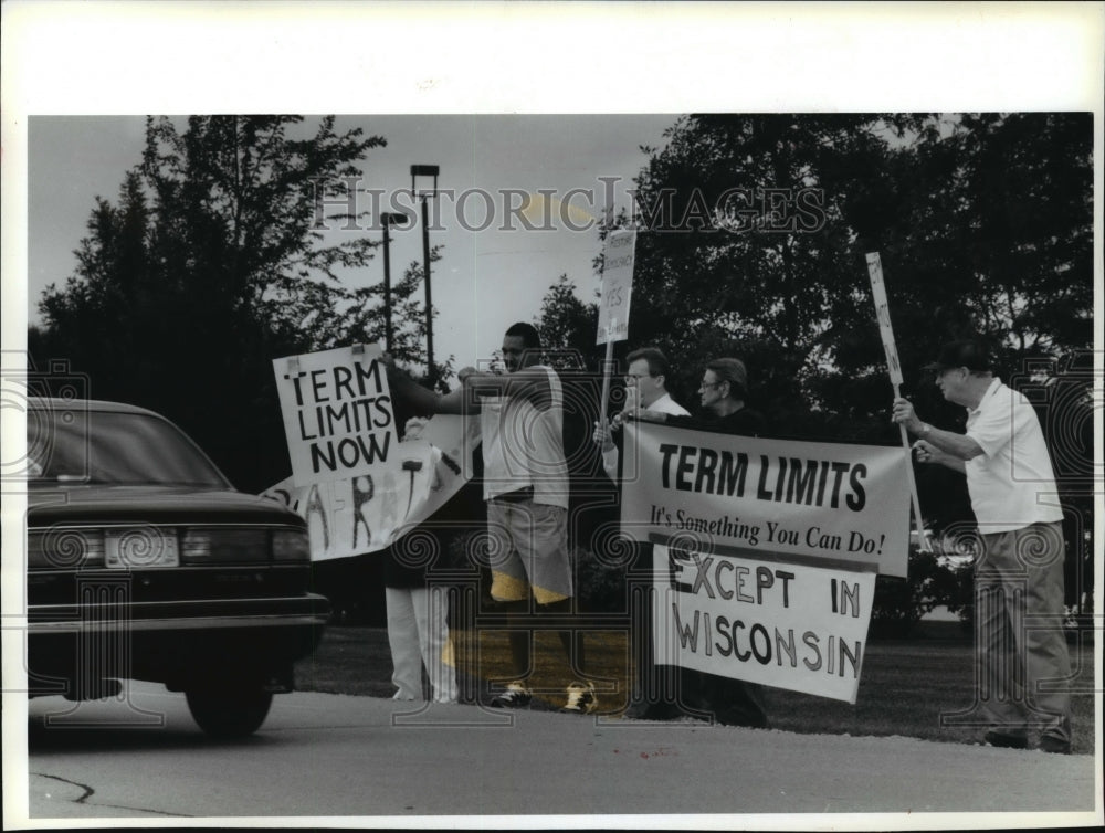 1994 Press Photo Picketers of Wisconsin Term Limits at Country Inn in Waukesha - Historic Images