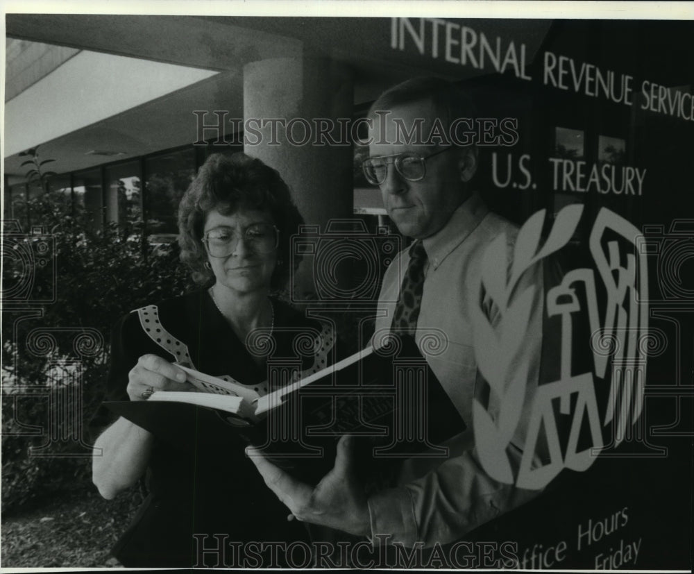 1993 Press Photo Eileen Burpee works with Richard Budny on taxes - mja24501 - Historic Images
