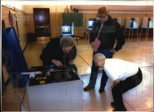 1994 Press Photo Vivian Vrooman and Francis Condella Inspect a Faulty Ballot - Historic Images