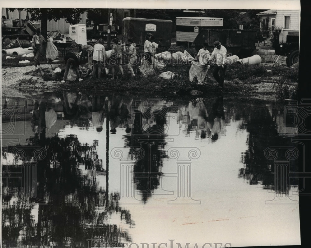 1989 Press Photo Volunteers fill trash bags and take to dumpster in Waukesha. - Historic Images