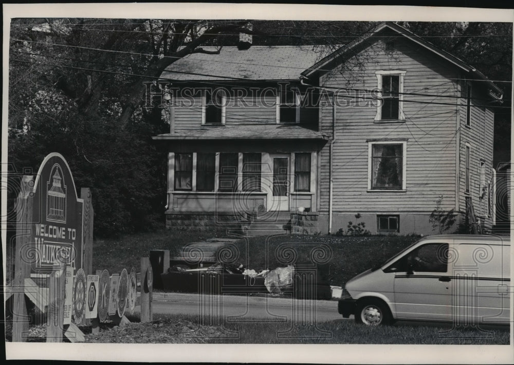 1990 Press Photo Waukesha city&#39;s annual spring cleanup will help clean up curbs. - Historic Images