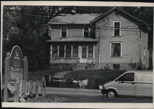 1990 Press Photo Waukesha city's annual spring cleanup will help clean up curbs. - Historic Images